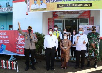 Kapolres Simalungun, AKBP Nicolas Dedy Arifianto SH, SIK, MH, bersama Forkopimda saat launching vaksin merdeka anak berumur 6 hingga 11 tahun secara serentak, di SDN 091316 (Unggulan), Jalan Sutomo, Kecamatan Pematang Raya, Kabupaten Simalungun, Rabu (5/1/2021) siang tadi, sekira pukul 11.30 WIB.