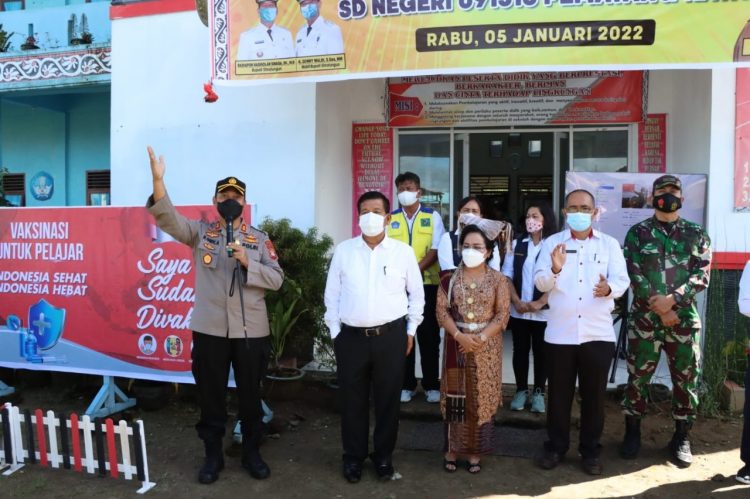 Kapolres Simalungun, AKBP Nicolas Dedy Arifianto SH, SIK, MH, bersama Forkopimda saat launching vaksin merdeka anak berumur 6 hingga 11 tahun secara serentak, di SDN 091316 (Unggulan), Jalan Sutomo, Kecamatan Pematang Raya, Kabupaten Simalungun, Rabu (5/1/2021) siang tadi, sekira pukul 11.30 WIB.