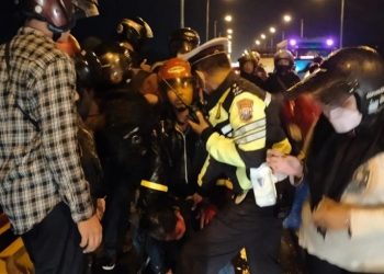 Aparat Polres Kediri mengevakuasi mahasiswi yang mencoba bunuh diri dari atas Jembatan Sungai Brantas, Semampir, Senin (10/1/2022) malam. (istimewa).