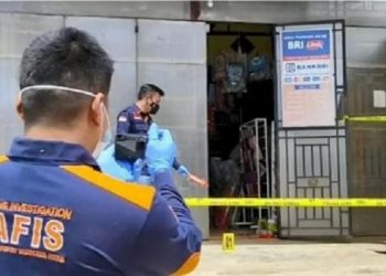 Polisi saat olah tempat kejadian perkara perampokan karyawan BRILink di Lampung Timur. (ANTARA/HO)