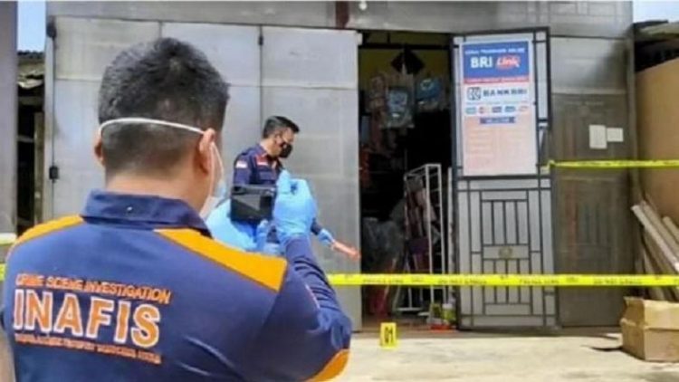 Polisi saat olah tempat kejadian perkara perampokan karyawan BRILink di Lampung Timur. (ANTARA/HO)