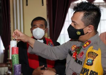 Kapolres Pematangsiantar, AKBP Boy Sutan Binanga Siregar saat menyalakan lilin,