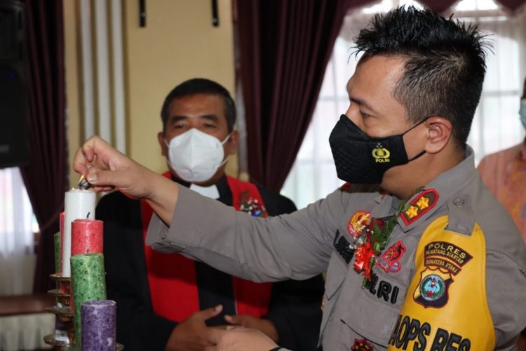Kapolres Pematangsiantar, AKBP Boy Sutan Binanga Siregar saat menyalakan lilin,