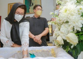 Aktris dan Politikus Nurul Arifin melihat peti jenazah putrinya, Maura Magnalia Madyaratri saat disemayamkan di rumah duka di Cinere, Depok, Jawa Barat, Selasa (25/1/2022). [Suara.com/Alfian Winanto