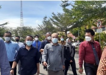 Pelatih biliar Khoiruddin Aritonang bersama puluhan pengacara mendatangi Polda Sumut. [digtara.com]