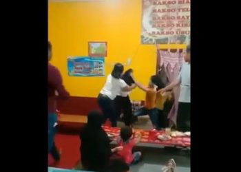 Seorang wanita yang diduga pelakor dan seorang pria dilabrak, dipukuli dan dijambak oleh dua orang wanita di warung prasmanan di Jelbuk, Jember, Jawa Timur. Foto/iNews TV/Bambang Sugiarto