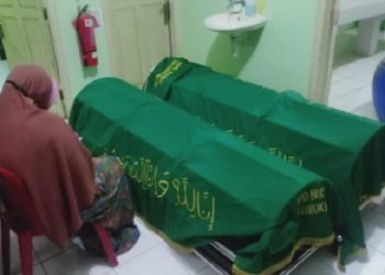 Minuman kemasan ditemukan dekat korban. (Foto: Era Neizma Wedya).