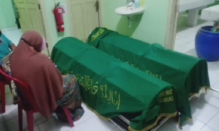 Minuman kemasan ditemukan dekat korban. (Foto: Era Neizma Wedya).