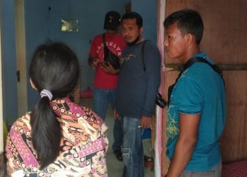 Polisi saat melakukan olah TKP perampokan dan pemerkosaan yang menimpa seorang mahasiswi di Baturaja, OKU, Sumatera Selatan. Foto: MPI/Widori Agustino