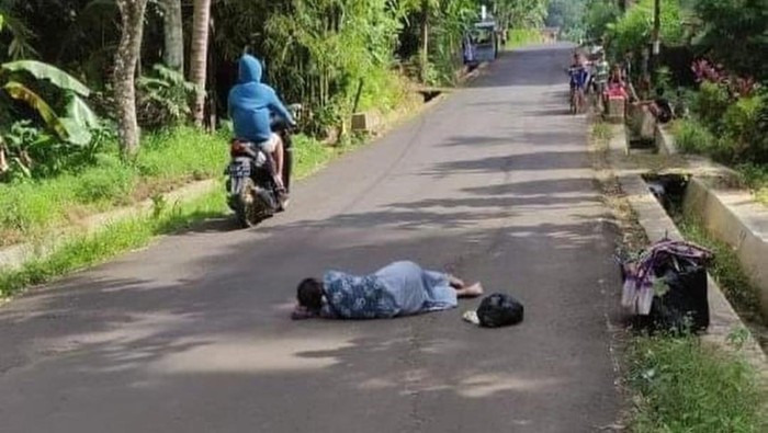 Viral Emak Emak Nekat Tiduran Di Tengah Jalan Agar Dagangannya Laku