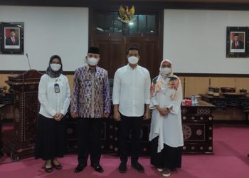 Wali Kota Pematangsiantar, Dr Hefriansyah ditemani istri saat foto bersama Wakil Wali Kota Mataram, TGH Mujiburahman, baru – baru ini, di Mataram.