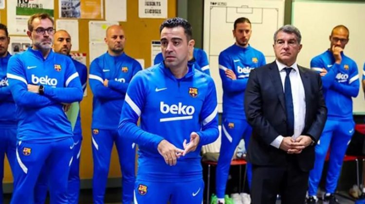 Pelatih Barcelona, Xavi Hernandez menyebut hasil imbang lawan Granada sesuatu yang memalukan.. (Foto: Marca)