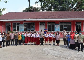 Kapolres Simalungun, AKBP Nicolas Dedy Arifianto SH, SIK, MH, saat meninjau Vaksinasi Merdeka Anak, umur 6-11 tahun, di SD Negeri 095551, Jalan Asahan, Kecamatan Siantar, Kabupaten Simalungun.