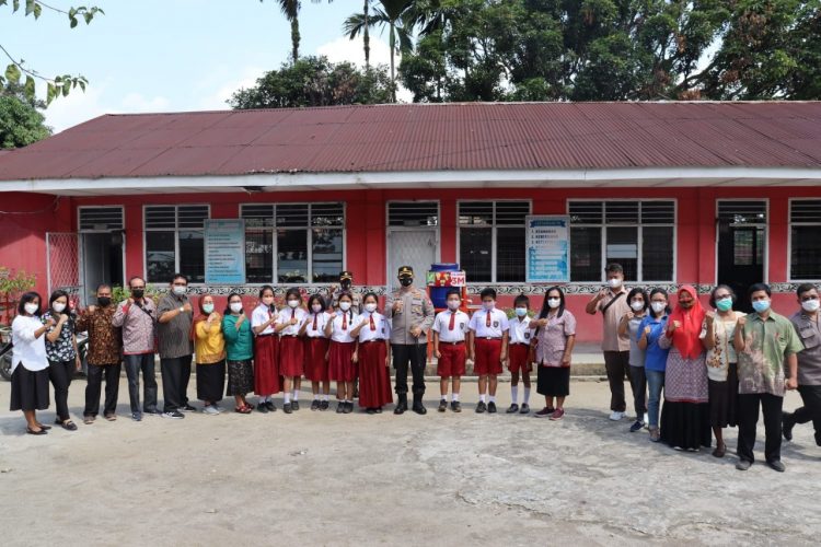Kapolres Simalungun, AKBP Nicolas Dedy Arifianto SH, SIK, MH, saat meninjau Vaksinasi Merdeka Anak, umur 6-11 tahun, di SD Negeri 095551, Jalan Asahan, Kecamatan Siantar, Kabupaten Simalungun.