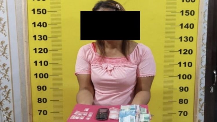 Tersangka K alias Lisa saat diamankan di Satres Narkoba Polres Asahan. (Foto: istimewa)