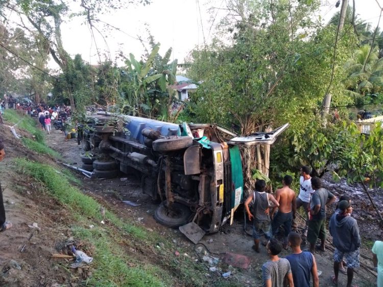 Truk CPO yang terbalik jadi tontonan warga sekitar lokasi kejadian.