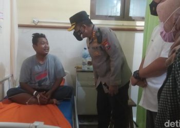 Kapolresta Sidoarjo menjenguk Alex di rumah sakit (Foto: Suparno)