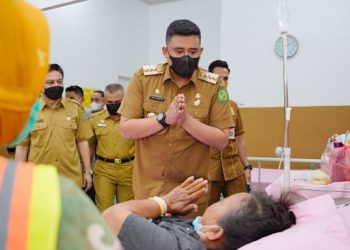 Wali Kota Medan Bobby Nasution Jenguk Emak-emak Petugas Kebersihan Korban Begal. [Ist]