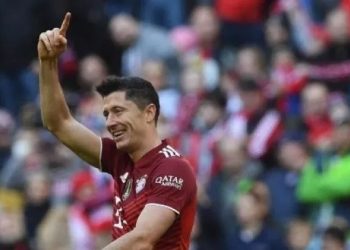 Pemain depan Bayern Munich Robert Lewandowski merayakan golnya saat menghadapi Hoffenheim di Munich pada pertandingan sepak bola divisi pertama Bundesliga 23 Oktober 2021. Christof STACHE / AFP