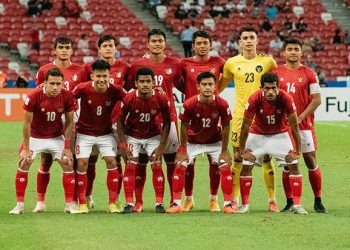 Pesepak bola Timnas Indonesia berpose di hadapan fotografer sebelum bertanding melawan Timnas Singapura dalam pertandingan Semi Final Leg 2 Piala AFF 2020 di National Stadium, Singapura, Sabtu (25/12/2021). Foto: PSSI