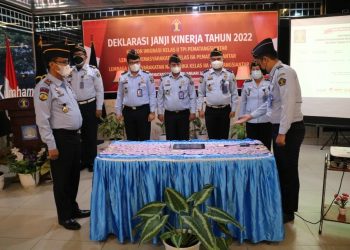 Kalapas Kelas IIA Pematangsiantar, Rudy Fernando Sianturi saat deklarasi janji kinerja Tahun 2022, di Gedung Layanan Paspor Kantor Imigrasi Pematangsiantar, Rabu (19/1/2022) pagi, sekira pukul 10.00 WIB.