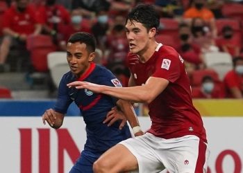 Bek Timnas Indonesia, Elkan Baggott menjaga ketat pemain Singapura dalam laga leg kedua semifinal Piala AFF 2020 di Stadion National, Sabtu (25/12/2021). (Foto: Instagram/@PSSI)