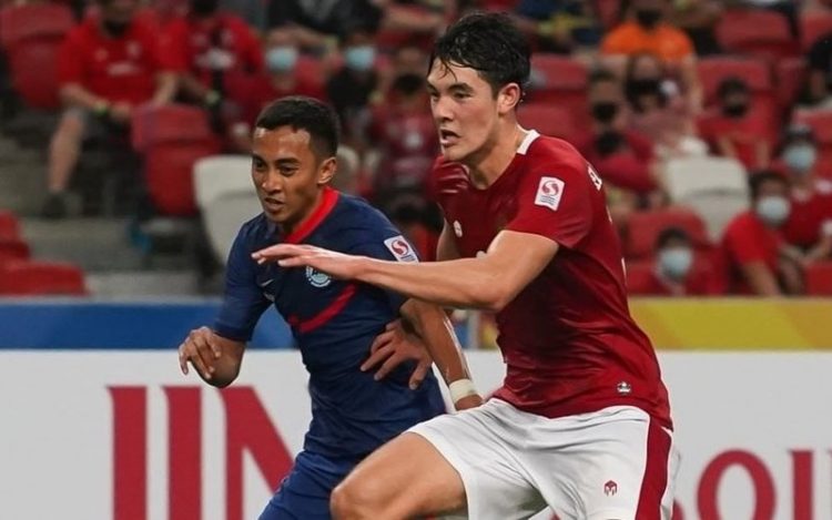 Bek Timnas Indonesia, Elkan Baggott menjaga ketat pemain Singapura dalam laga leg kedua semifinal Piala AFF 2020 di Stadion National, Sabtu (25/12/2021). (Foto: Instagram/@PSSI)