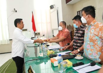 Wali Kota Pematangsiantar, Hefriansyah, menyampaikan nota penjelasan atas lima Ranpeda, pada rapat paripurna kedua DPRD Pematangsiantar Tahun 2022, di ruang rapat DPRD setempat, Rabu (19/1/2022).