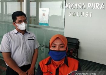 Petugas kebersihan (cleaning service) Bandara Kualanamu, Dewi Lestari. (Rahmat Hidayat/Antara)