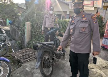 Kapolsek Parapat, AKP Jonny Silalahi SH, memperlihatkan sepeda motor pakai knalpot ricing yang diamankan pihaknya.