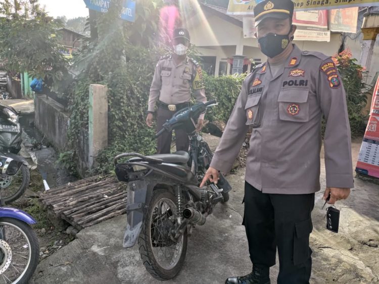 Kapolsek Parapat, AKP Jonny Silalahi SH, memperlihatkan sepeda motor pakai knalpot ricing yang diamankan pihaknya.