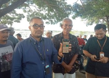 Nazarudin salah seorang petani keramba bersama kuasa hukumnya usai melayangkan surat permohonan suntik mati kepada PN Lhokseumawe, Kamis ((6/1/2022). Foto: MPI/M Jafar