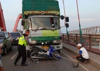 Diduga mengalami rem blong, mobil truk Hino bernopol BH 8904 UU menabrak Zulpadli (32), seorang pengendara Motor Yamaha Vega R nopol BG 4627 ND di Palembang, tewas. Foto SINDOnews