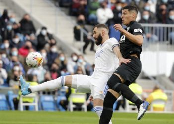 Real Madrid harus puas dengan hasil imbang 2-2 saat menjamu  Elche di lanjutan Liga Spanyol 2021/2022. Karim Benzema gagal penati. (foto: REUTERS/Nacho Doce).