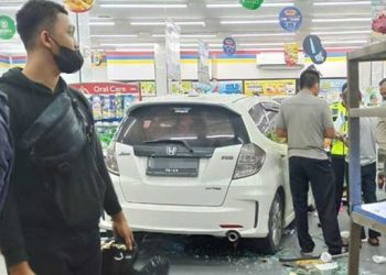 Mobil tabrak minimarket di Pekanbaru, sejumlah orang terluka, Minggu (9/1/2022). [Defri Candra/Riauonline]