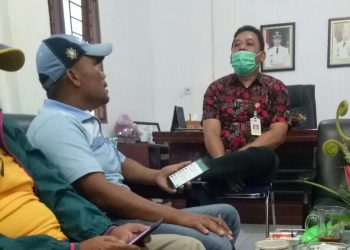 Kabid APD DPMDP2A Humbahas, Jerry Silitonga tengah angkat kaki memberikan keterangan kepada wartawan, Kamis (27/1/2022) saat di ruang kerja Kepala Dinas PMDP2A.