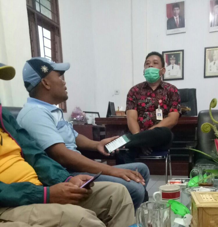 Kabid APD DPMDP2A Humbahas, Jerry Silitonga tengah angkat kaki memberikan keterangan kepada wartawan, Kamis (27/1/2022) saat di ruang kerja Kepala Dinas PMDP2A.