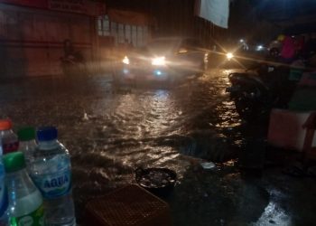 Kondisi jalan yang digenangi air.