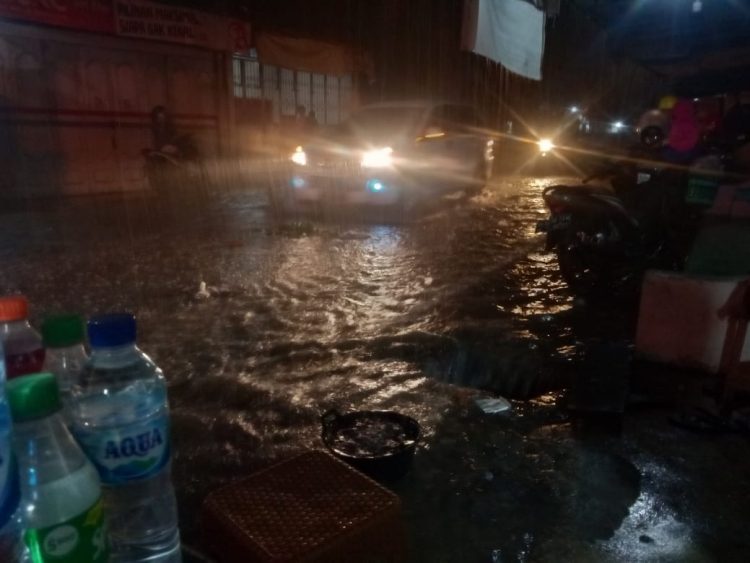 Kondisi jalan yang digenangi air.