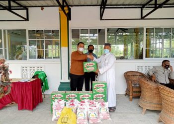 Kapolsek Tanah Jawa, Kompol Selamet Manalu saat  menyerahkan tali asih kepada pengurus pesantren.