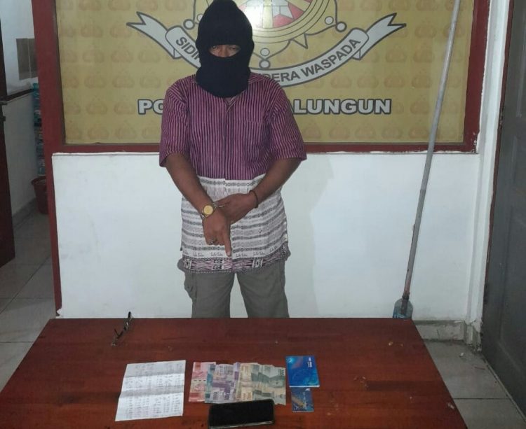 Foto pelaku menunjuk barang bukti judi online.