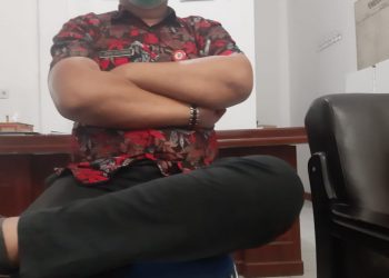 Kabid APD DPMDP2A Humbahas, Jerry Silitonga tengah angkat kaki memberikan keterangan kepada wartawan, Kamis (27/1/2022) saat di ruang kerja Kepala Dinas PMDP2A.