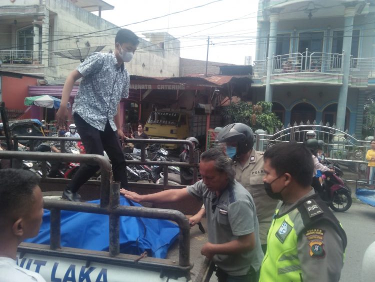 Foto mayat korban saat dievakuasi petugas.
