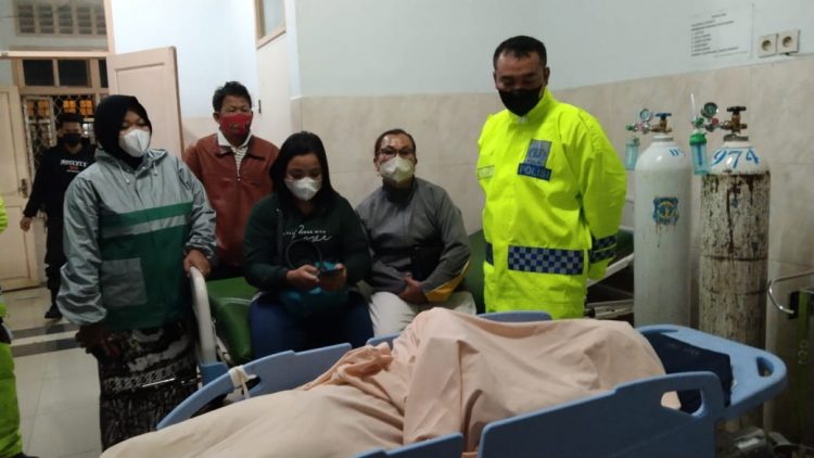 Foto keluarga korban saat di kamar jenazah RSU Djasamen Saragih Pematangsiantar.