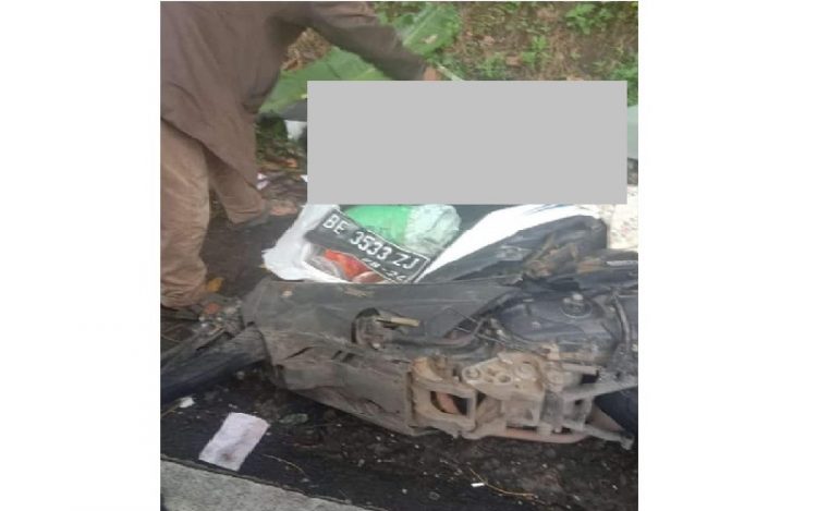 Sekeluarga terdiri atas suami istri hingga anak tewas dalam kecelakaan maut di Jalan Lintas Barat Way Gelang, Kecamatan Kotaagung Barat, Tanggamus, Minggu (23/1/2022) (Foto: iNews/Indra Siregar)