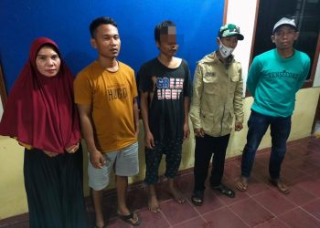 Foto RES (tengah) saat dijemput keluarganya dari Polsek Perdagangan.
