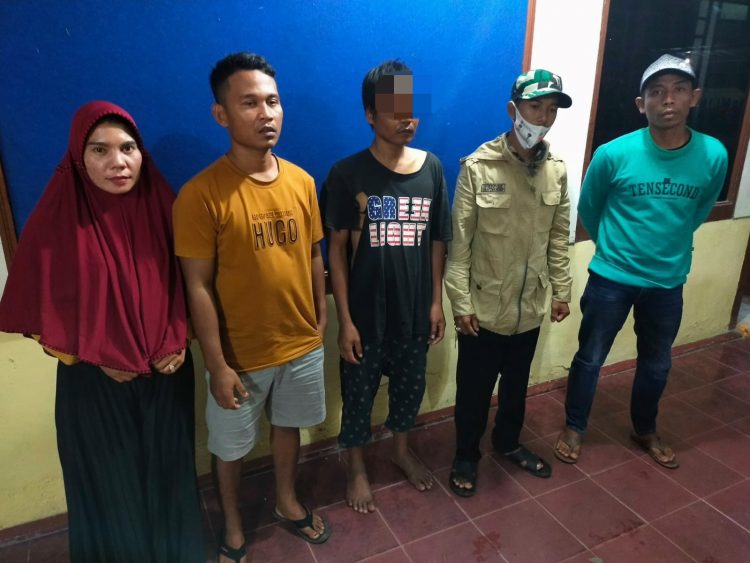 Foto RES (tengah) saat dijemput keluarganya dari Polsek Perdagangan.