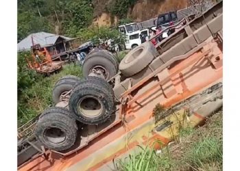 Kecelakaan beruntun akibat truk tangki mengalami rem blong di Padanglawas Utara, Sumatera Utara. Foto/SINDOnews/Zia Nasution