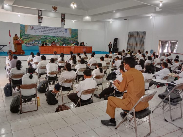 Disdik Humbahas Gandeng IT DEL adakan pelatihan berbasis SCL kepada Guru tingkat SMP. Kegiatan dibuka Bupati Humbang Hasundutan Dosmar Banjarnahor melalui Sekdakab Tonny Sihombing ini berlangsung di Aula Hutamas, Selasa (11/1/2022).