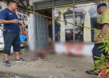 Tim Polsek Tenggarong melakukan olah TKP lokasi istri kepergok selingkuh dibacok suaminya. Foto/iNews TV/Dzulfikar ASH